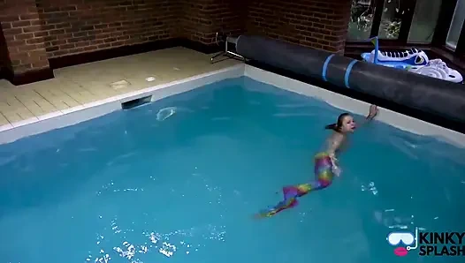 Tutsak deniz kızı havuzda seni azdırıyor