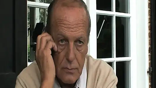 Yaşlı dede torununu sikiyor ve sonra nine ve arkadaşı ona katılıyor