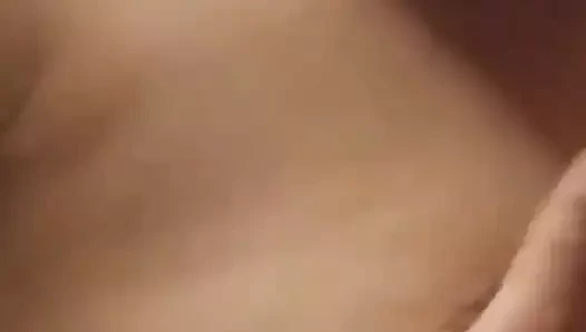 Aşkım bana dikkatlice bakıyor