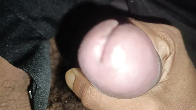 Genç çocuk gece mastürbasyon yaparken boşalıyor