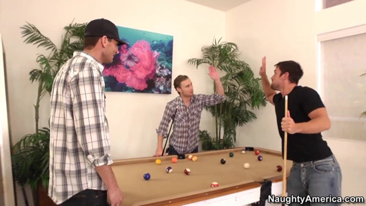 Büyük memeli orta yaşlı seksi kadın Emma Starr ile ateşli üçlü seks