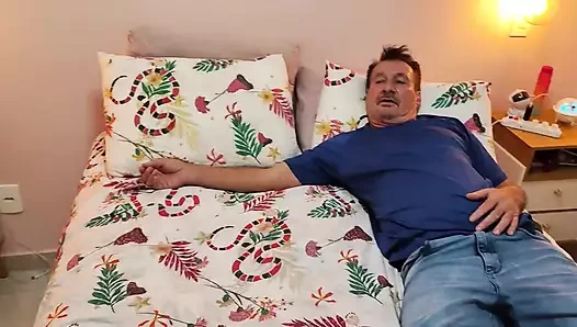 Üvey baba haziran partisinden önce üvey kızını sikiyor