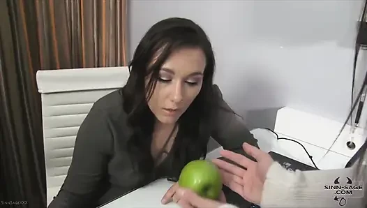 Sinn Sage'in yer aldığı öğretmenin içine alıyor, Georgia Jones