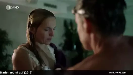 Erkek ünlü marco gömleksiz ve seksi