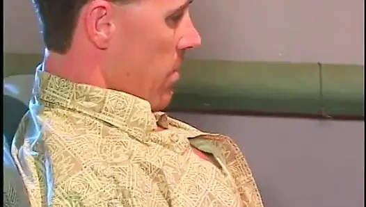 Büyük memeli siyah sekreter patronunu masasında sikmesi için baştan çıkarıyor