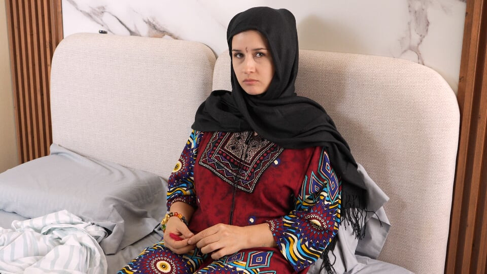 Yaşlı üvey kız kardeşim kızdı, tek bir yatağı paylaştık.