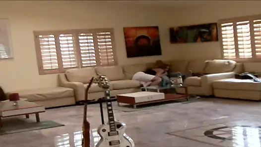 Randy Youngster'ın sert nüfuzlu amcığı pembe yarık döl yüzüyle dolu minyon görünüyor