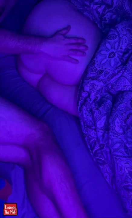 Lauren, милфа-жена-толстушка белая девушка-толстушка получает ее офигенную задницу, ласкают и делают массаж перед сексом, ее большая попка такая красивая и мягкая!