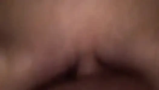 Sürtük tamircinin yarağını alıyor ve kocası yokken onu parmaklıyor