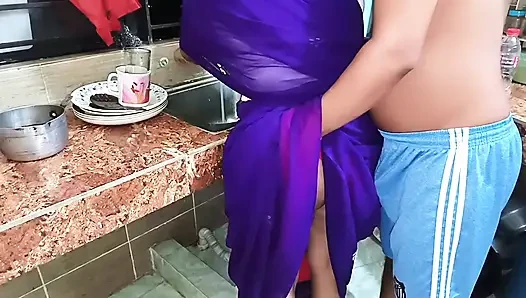 Güzel hizmetçiyi sikiyor ve onunla edepsizce konuşuyor. Bangladeşli ateşli hizmetçi sikiliyor