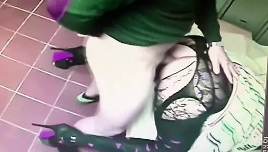 Crossdresser becerdin içinde köpek stili