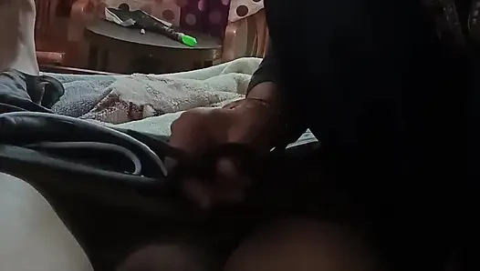 Hintli kadın sevgilisine emiyor ve elle muamele çekiyor ve özel saçını kesiyor