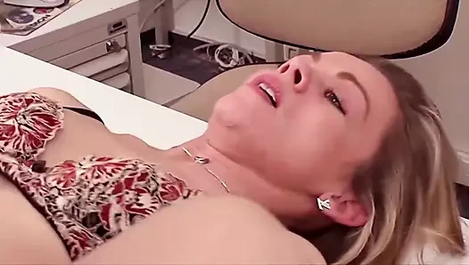 Sarışın genç kız sert sikiliyor