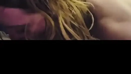 Ateşli azgın ve aç orta yaşlı seksi kadın yarak yutuyor