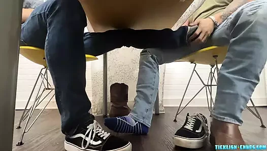 Matt Ryder ve Milus Slinger'a ayak stimülasyonları yapıyor