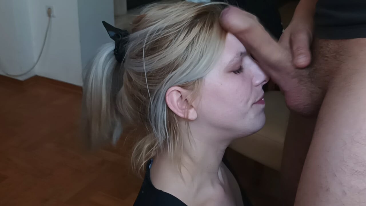 Sarışın sikiş oyuncağı yüze boşalma ile gırtlağına kadar alıyor