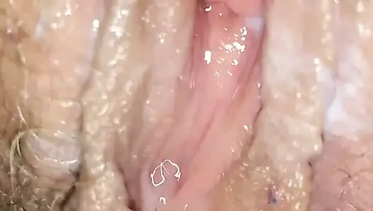 Kremsi götlü amcık boşalmak üzere