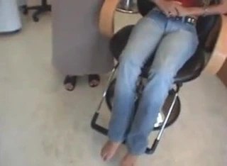 Seksi ayaklı Latina röportaj yapıyor.