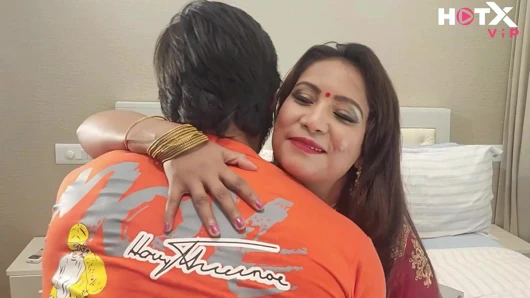 Güzel Hintli üvey anne amını ve götünü üvey oğluna sert siktiriyor