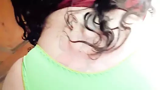 Rebolando igual uma safada