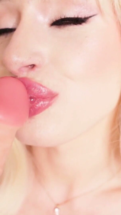 En uzun dildo ile sakso çeken sarışın kız | Bölüm 1