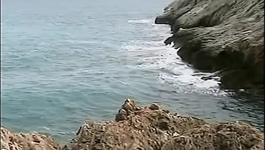 Azgın kızıl saçlı bebek vahşi plajda amcığını parmaklıyor