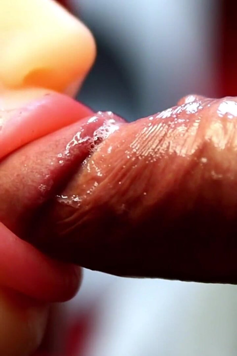 Hassas ve aç bir ağız ateşli bir yarağı emer ve sperm yutuyor!