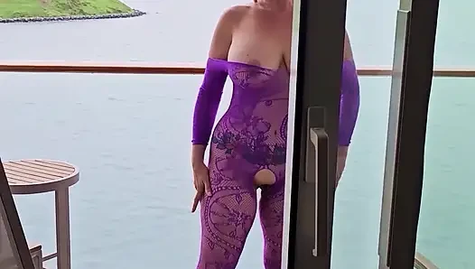REAL Mommy Shows her MATURE PUSSY in her Cruise Ship Cabin Voyeur View