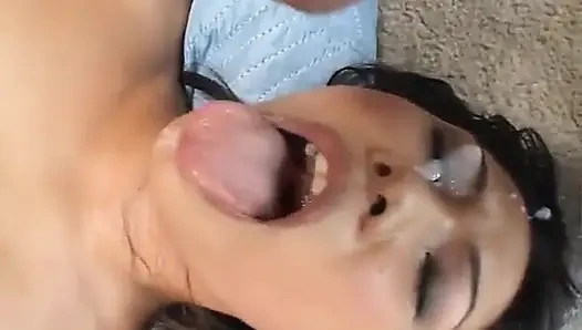 Asyalı sürtük Veronica grup seks yapıyor ve boşalıyor
