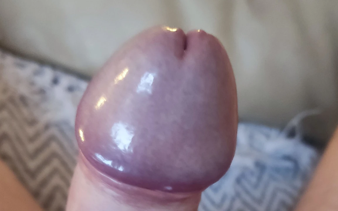 Yatakta yatıyorum ve orgazm olana kadar yarağımı sıvazlıyorum, çok güzel