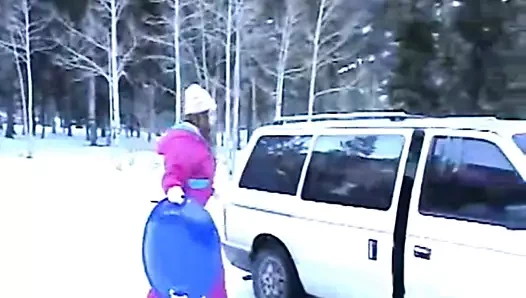 minyon genç bir soğuk karlı günde mastürbasyon