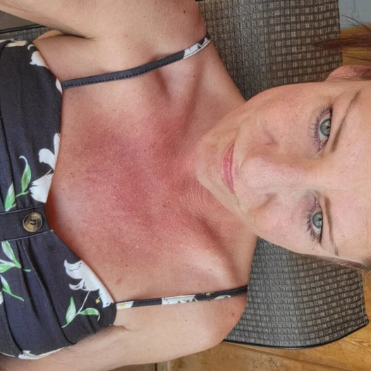 Yaramaz Amerikalı orta yaşlı seksi kadın açık havada halka açık mastürbasyon