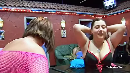 Hafif chubbies Kimberley ve Sarah amcık yalıyor ve grup seks yapıyor