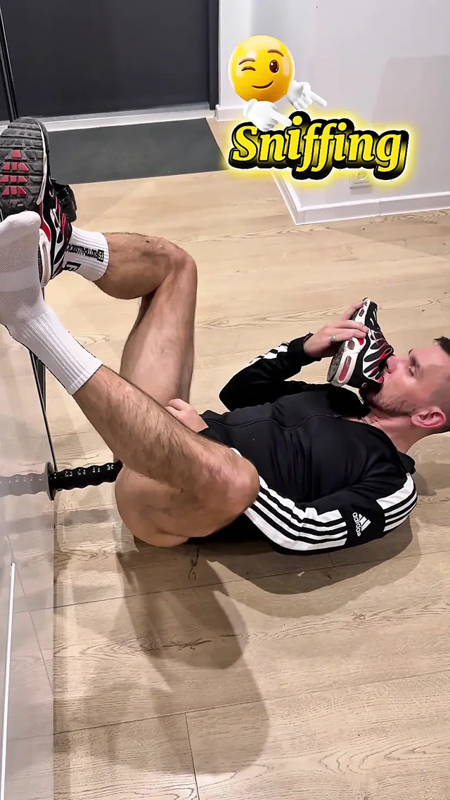 Beyaz çoraplı, küçük penis fışkıran bir adam boşalıyor