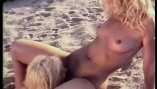 Sarışın lezbiyen aşıklar kumlu plajda birbirlerini yalıyor - nostaljik video- ses yok, ama müzik