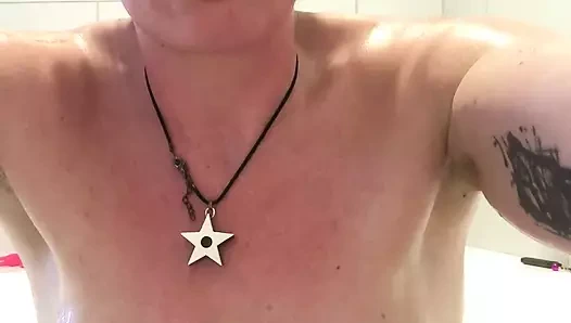 Seksi olgun milf (orta yaşlı kadin) bir banyo sırasında yüzünün poposunu ve çalısını kıpırdatıyor