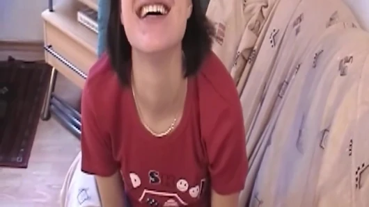 Esmer kadın yakın çekimde ıslak amını parmaklıyor