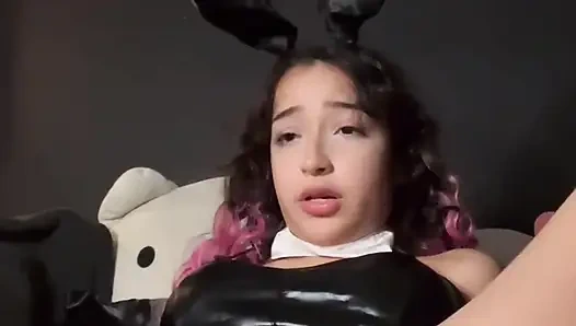 Tavşan kız orgazmı ortalığı dağıtıyor