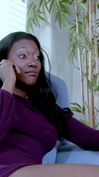 Süper büyük götlü seksi zenci nyomi amına boşalarak sikiliyor