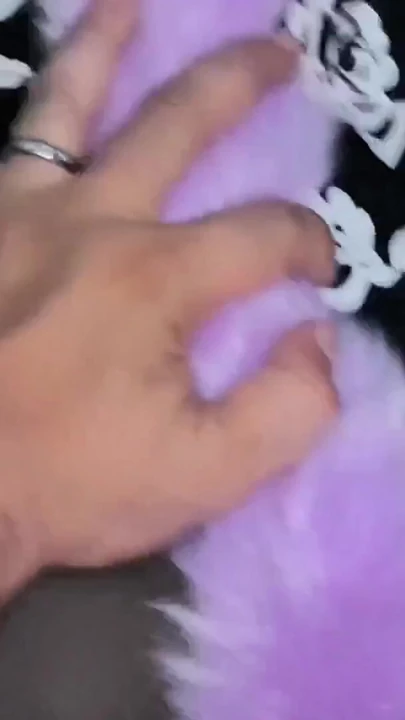 Genç bir kadın, erkek arkadaşı tarafından cinsel saldırıya uğramış ve aynı odada erkek arkadaşıyla birlikte oluyor. | Klip 1