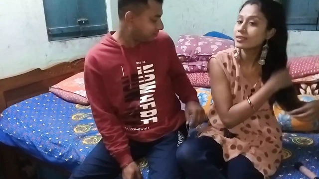 Ateşli üvey anne üvey oğlunun yarağını amının içinde hissederken birden fazla fışkırtarak orgazm oluyor - Hintçe ve Bengalce ses