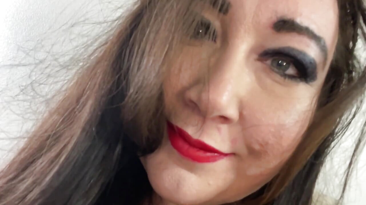 Giantess hayranlarını gizlerken yakalıyor