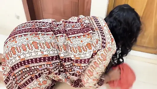 Büyük götlü Mısırlı ateşli hizmetçi yatağın altında sıkışıyor ve götünü çıplak yapıyor