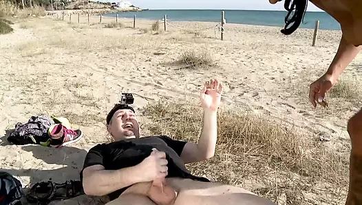 Seksi latin yalnız olan ve ona oral seks veren sevimli bir adama yaklaşır