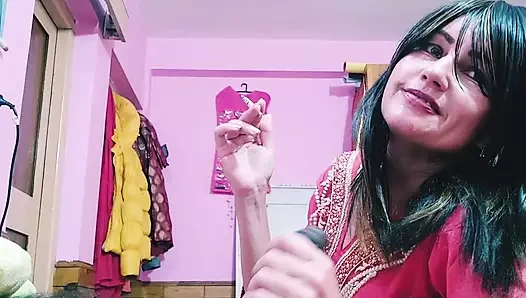 Sevgili orta yaşlı seksi kadın yarağa dokunuyor ve sigara içerken oynuyor