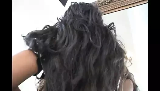 Güzel yüzünü dölliyor