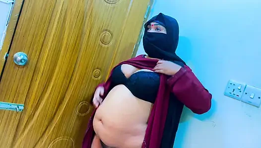 Ateşli hizmetçi ofiste işten sonra seksin tadını çıkarıyor - Suudi Arabistan'da Müslüman seksi hizmetçi kız