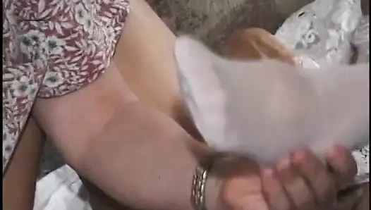 Olgun sürtük bu adama ayakla muamele çekiyor ve sonra yarağını emiyor