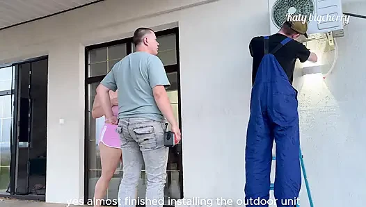 Kız amcığıyla ac kurulum için para ödüyor - iki işçiyle üçlü seks