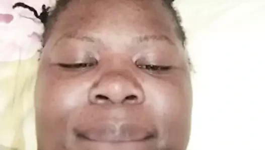 Afrika güzeli onu ağzına almak istiyor